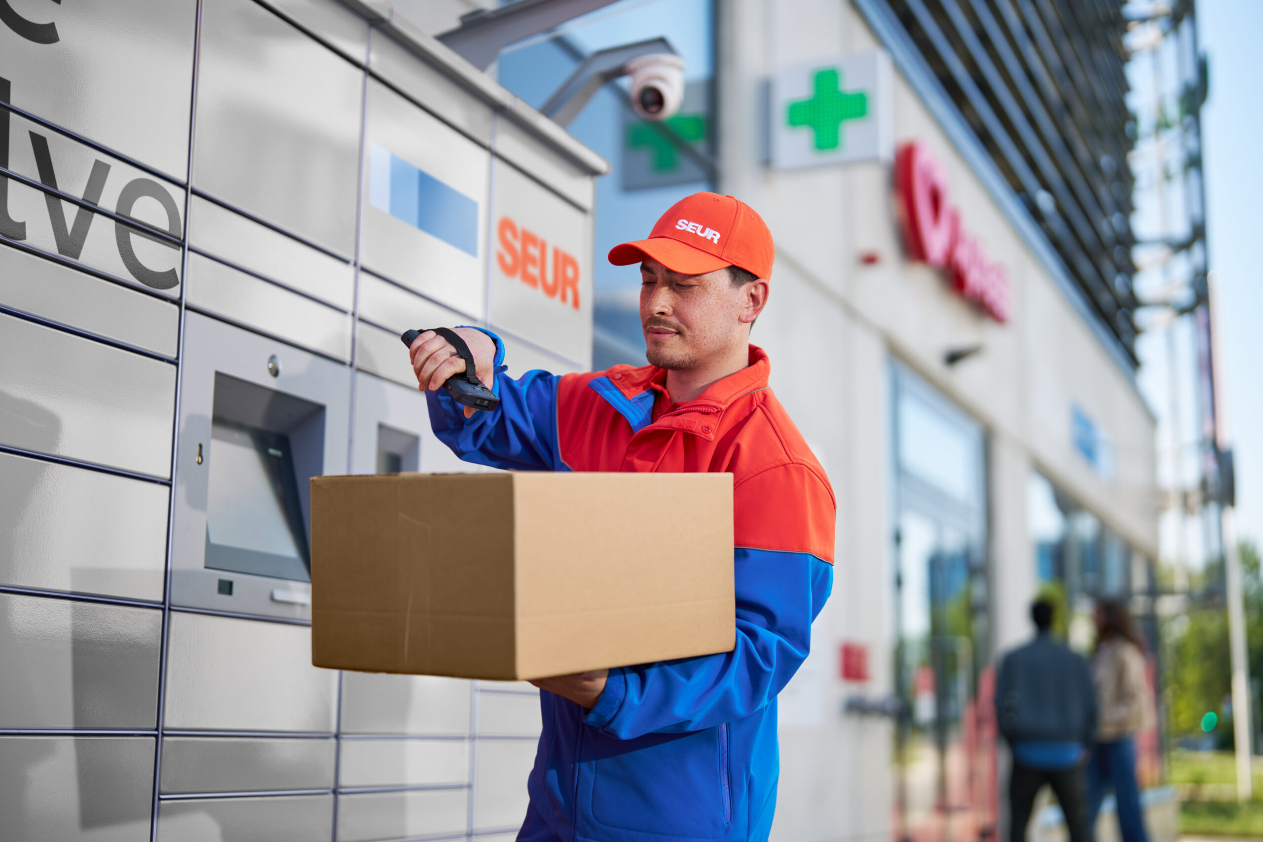 Driver scanning parcel, seur brand