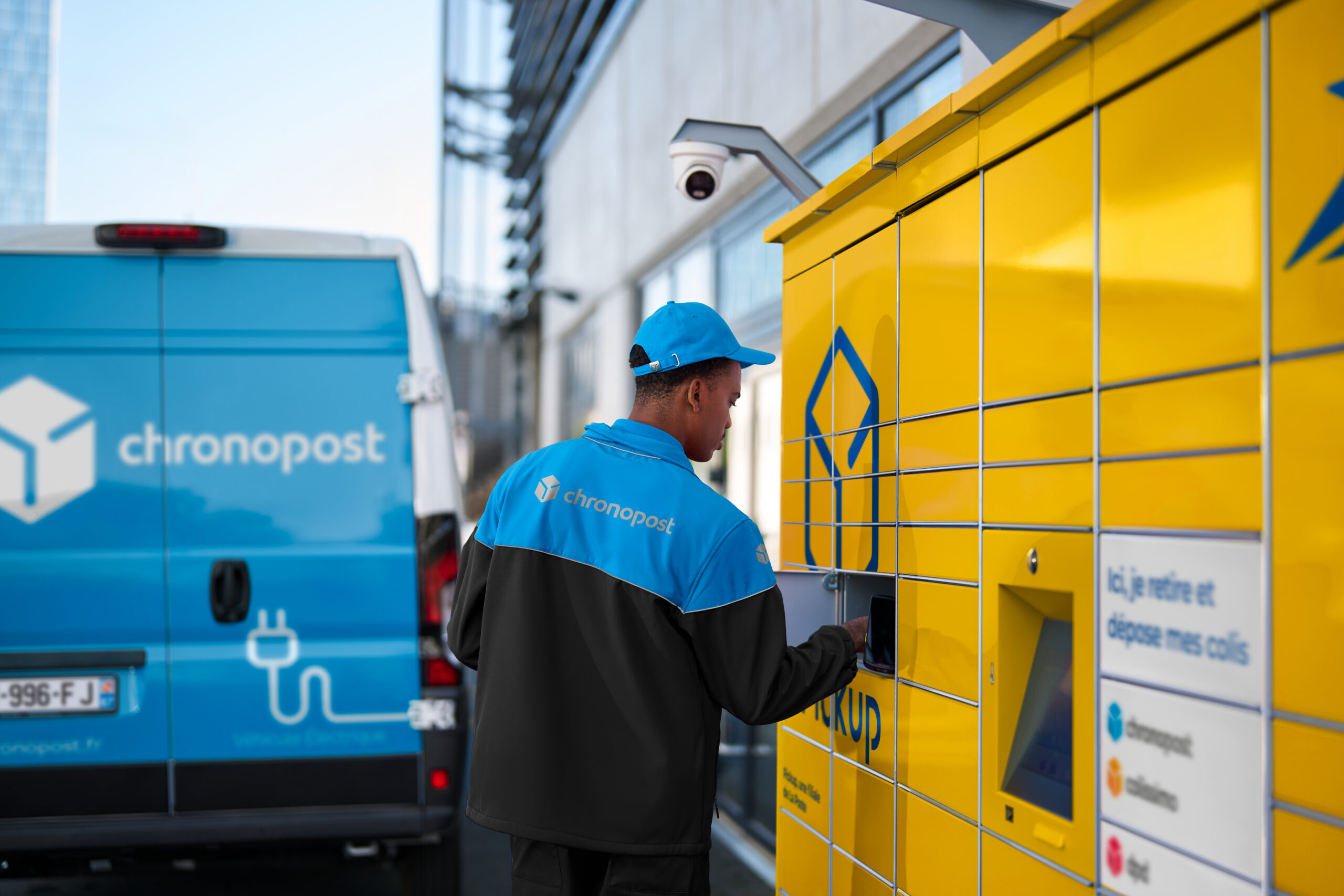 Chronopost driver at locker